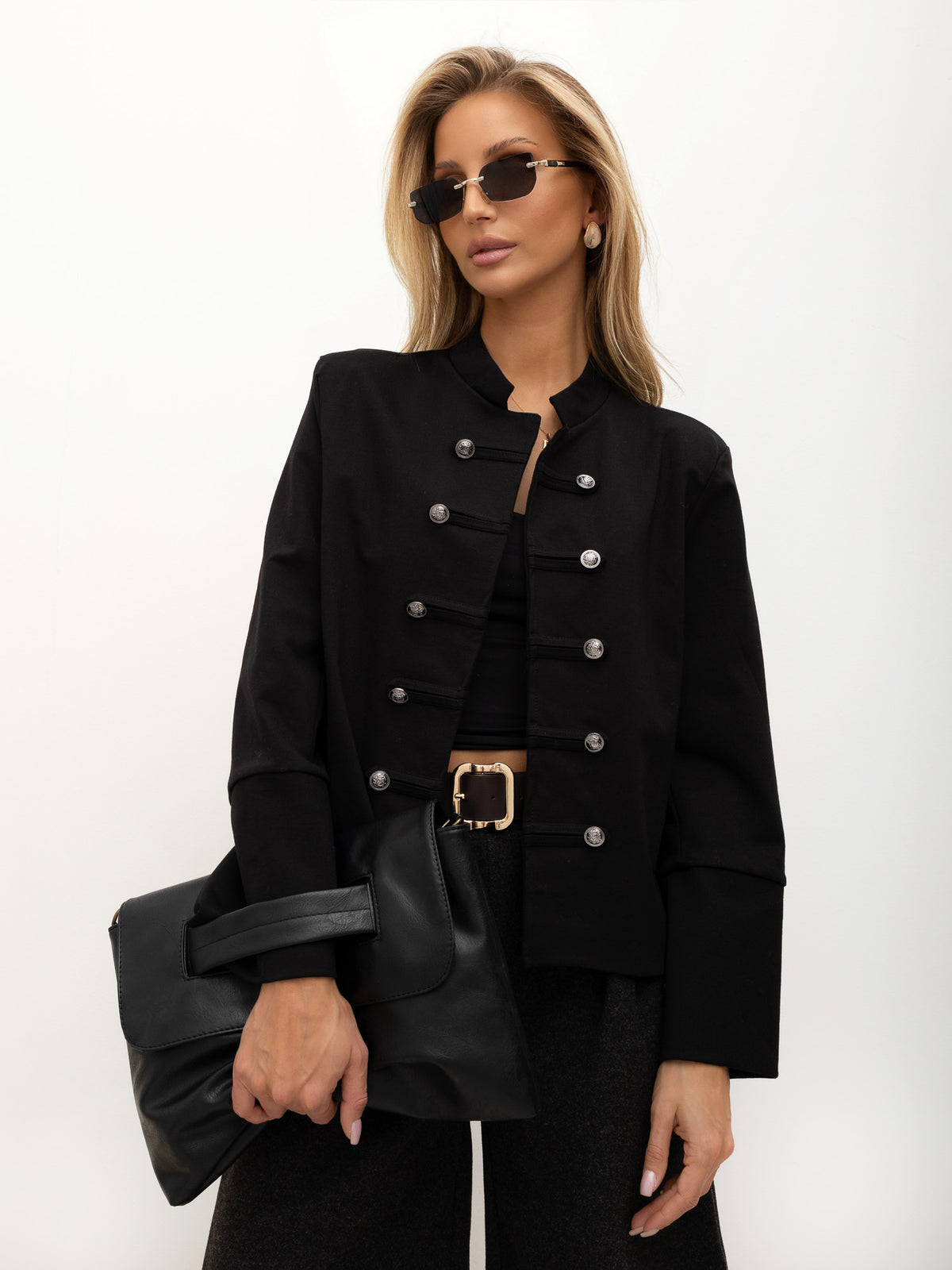 Czarna marynarka w stylu military ze srebrnymi guzikami – stylizacja na modelce, zdjęcie 4