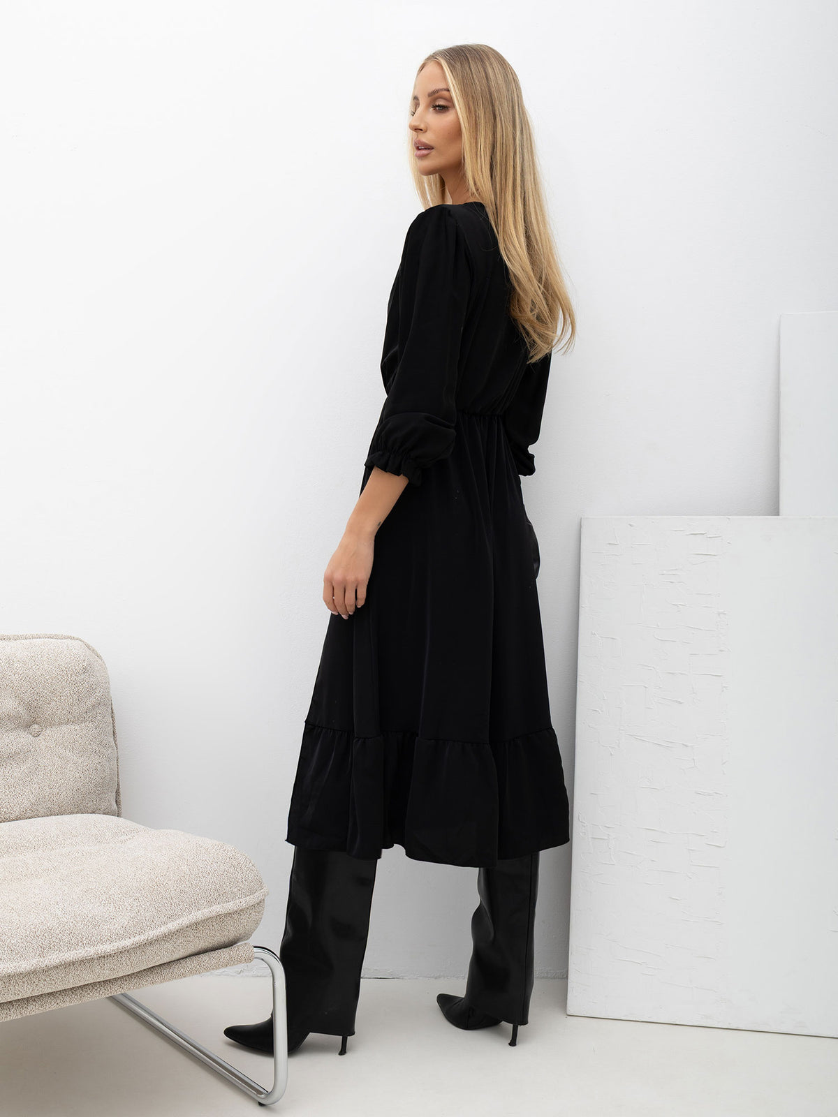 Czarna sukienka midi z guzikami i falbaną – stylizacja na modelce, zdjęcie 4