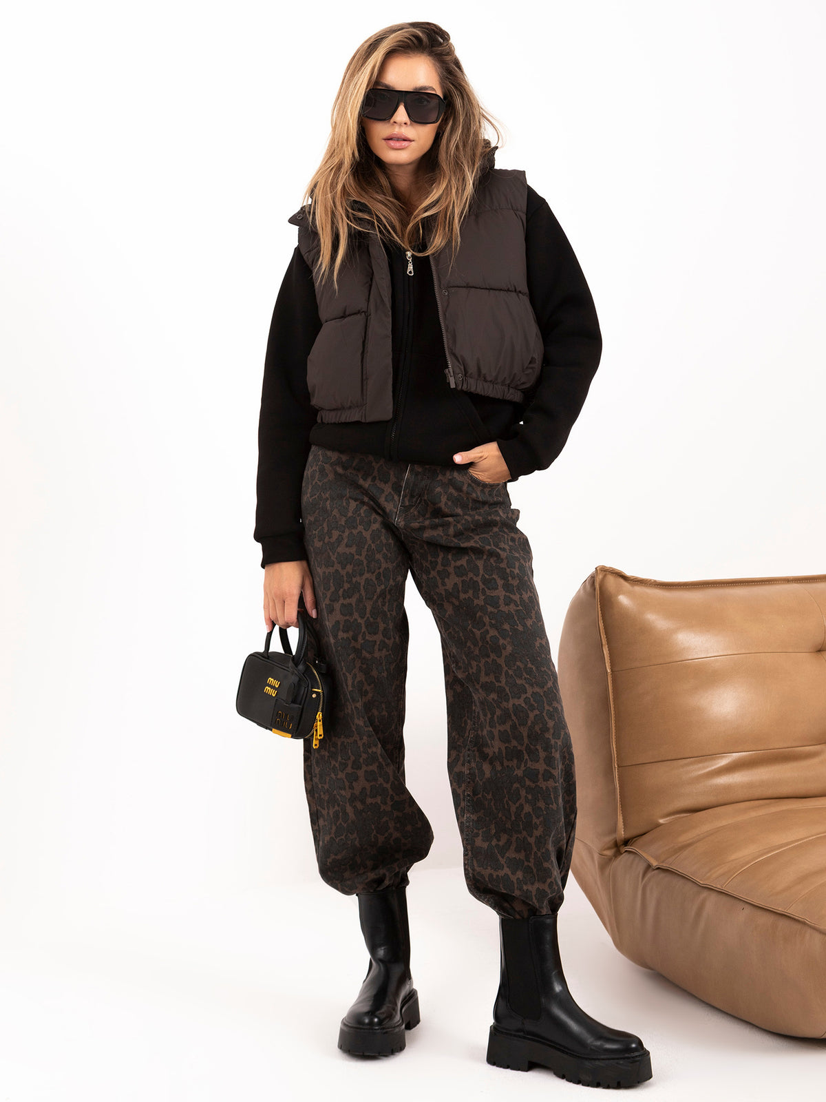 Czarna rozpinana bluza z kapturem basic – stylizacja na modelce, zdjęcie 5