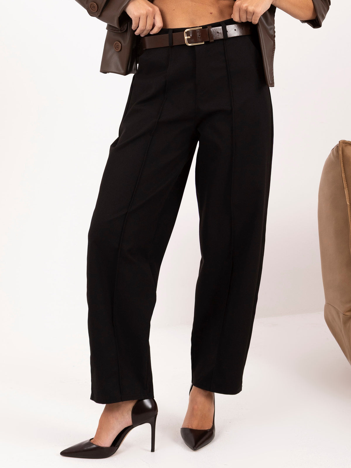 Czarne eleganckie spodnie marchewki z paskiem – stylizacja na modelce, zdjęcie 6