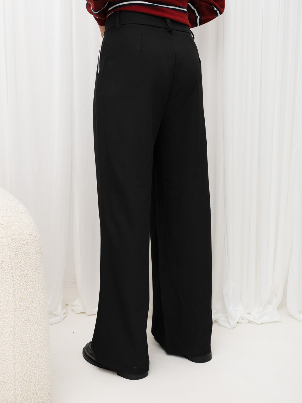 Czarne eleganckie spodnie z wysokim stanem – stylizacja na modelce, zdjęcie 3