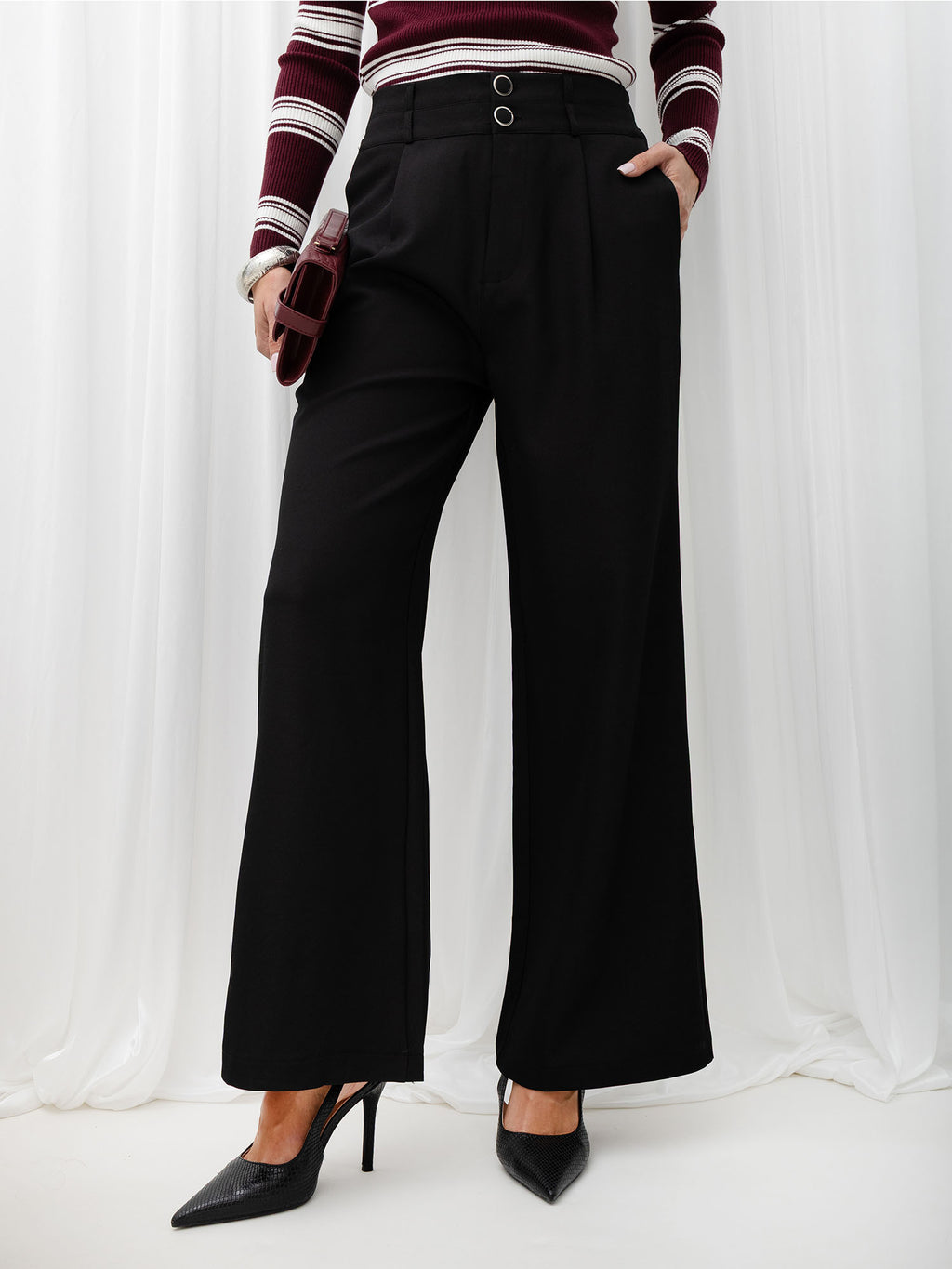 Czarne eleganckie spodnie damskie z wysokim stanem – stylizacja na modelce, zdjęcie 4
