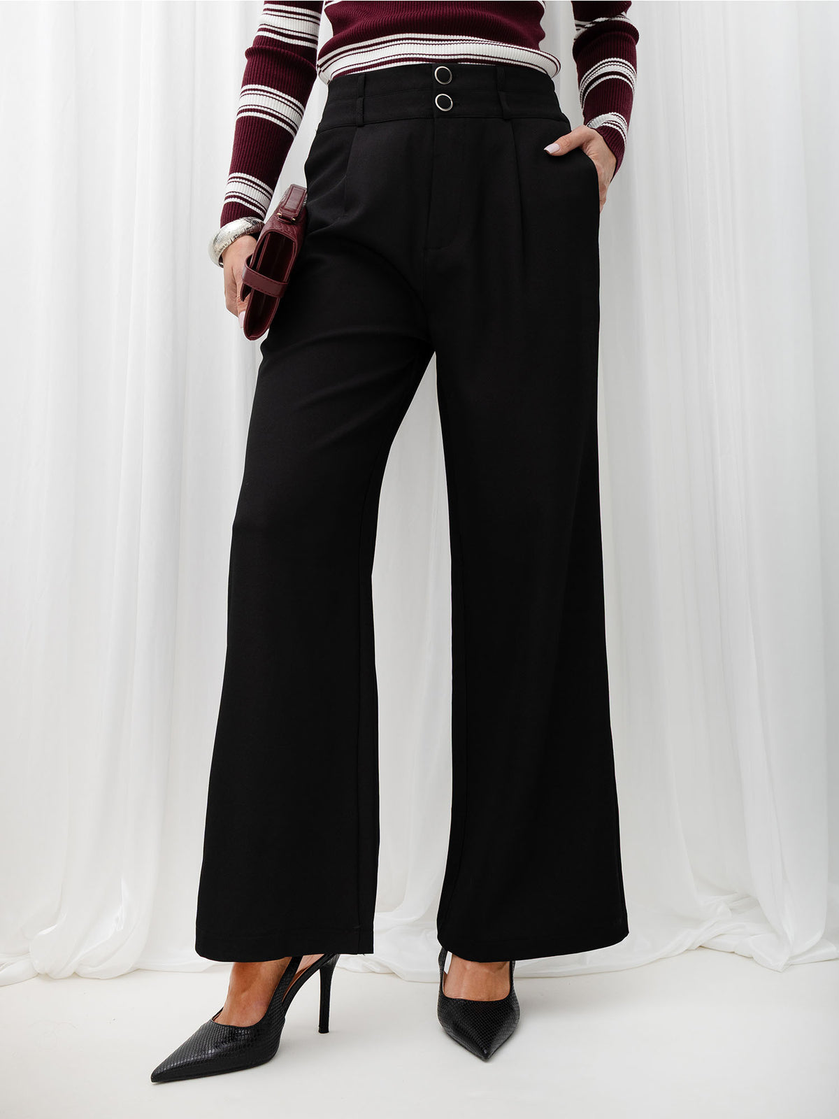 Czarne eleganckie spodnie damskie z wysokim stanem – stylizacja na modelce, zdjęcie 4