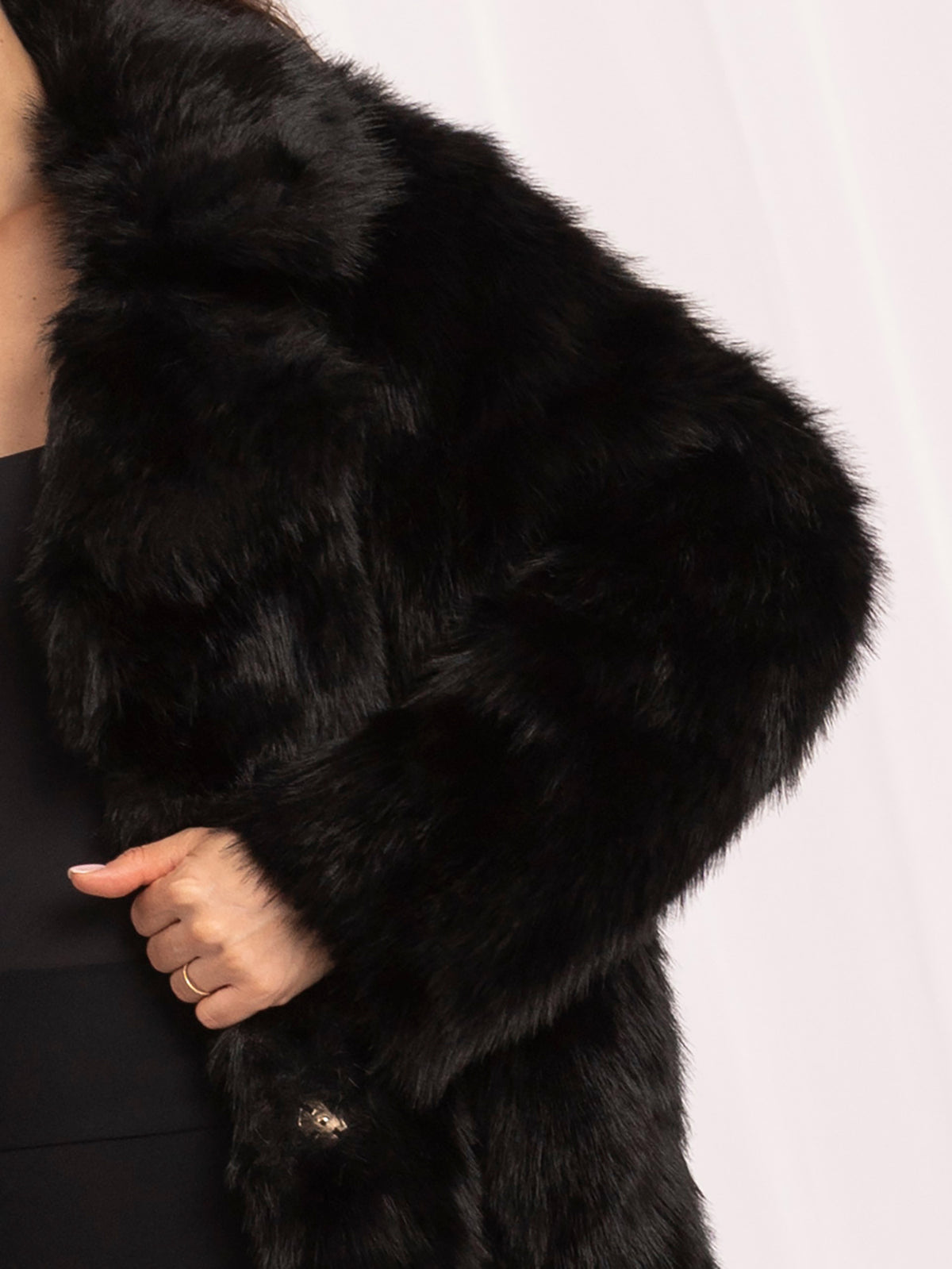 Czarna kurtka ze sztucznego futra z wykładanym kołnierzem – stylizacja na modelce, zdjęcie 2