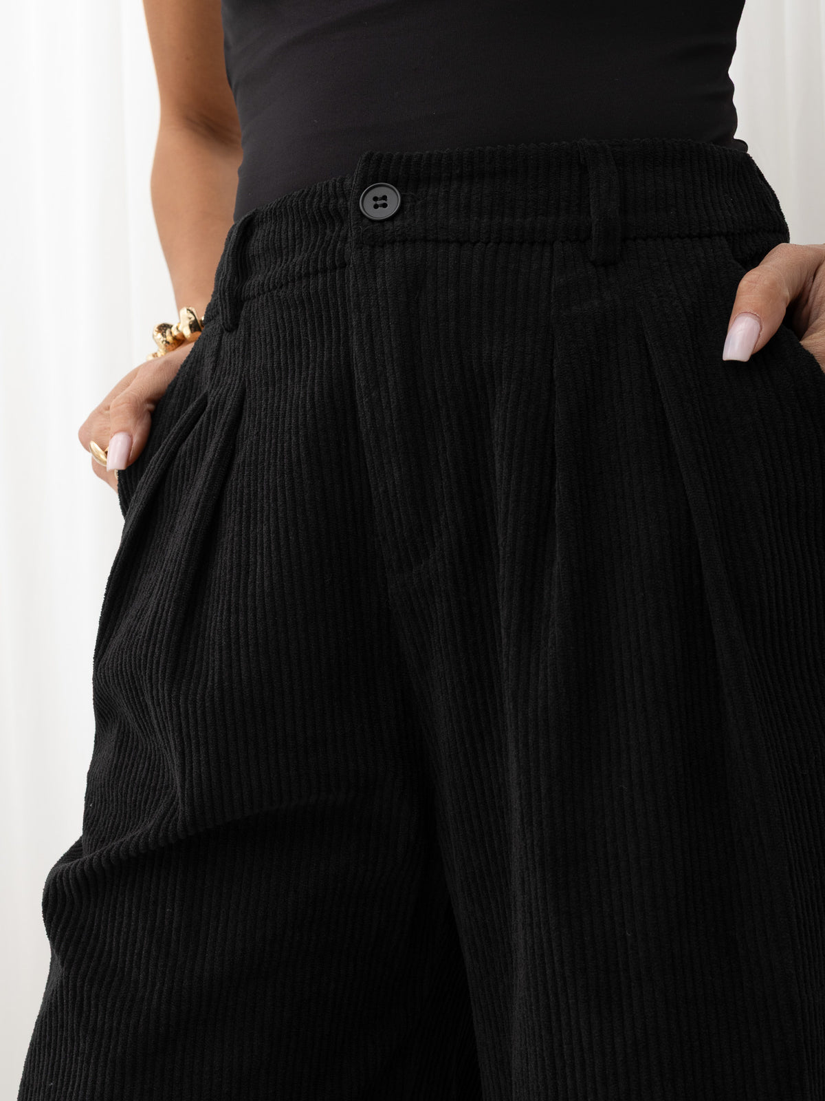 Czarne sztruksowe spodnie wide leg z zakładkami – stylizacja na modelce, zdjęcie 4