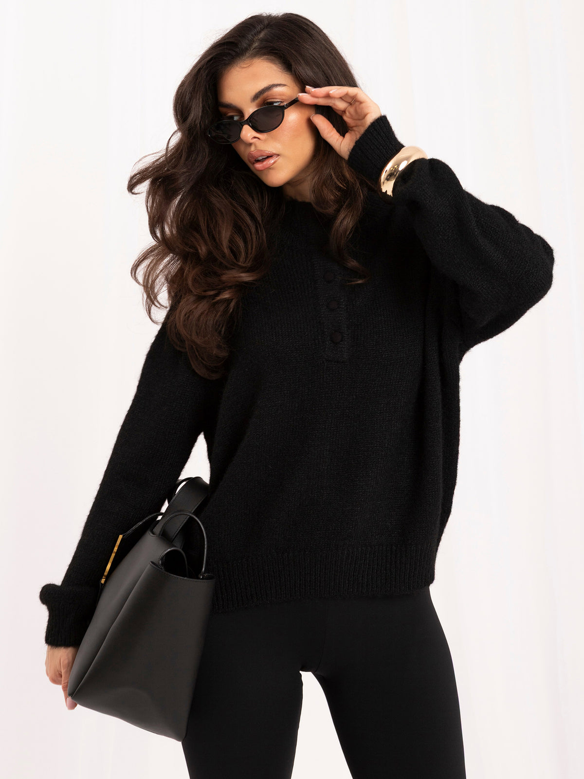 Czarny sweter damski oversize z puszystej dzianiny – stylizacja na modelce, zdjęcie 2