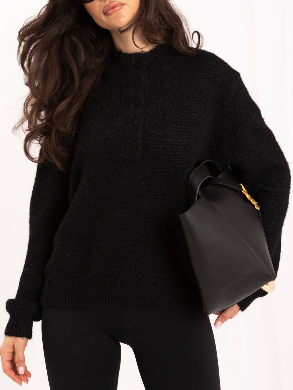 Czarny sweter damski oversize z puszystej dzianiny – stylizacja na modelce, zdjęcie 3