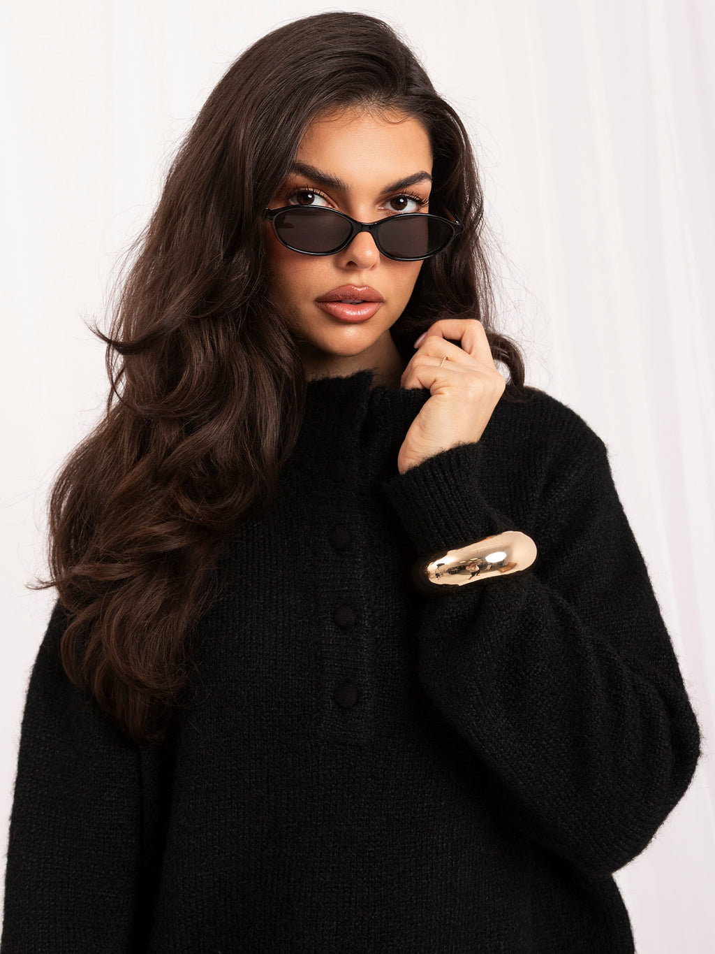 Czarny sweter damski oversize z puszystej dzianiny – stylizacja na modelce, zdjęcie 5