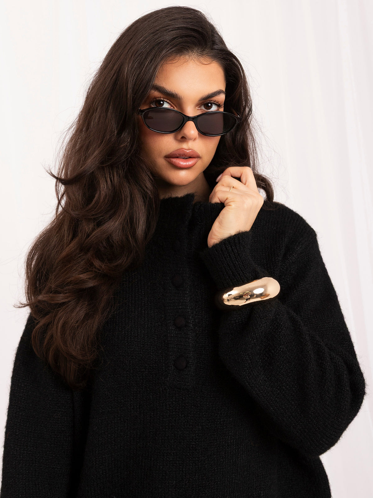 Czarny sweter damski oversize z puszystej dzianiny – stylizacja na modelce, zdjęcie 5