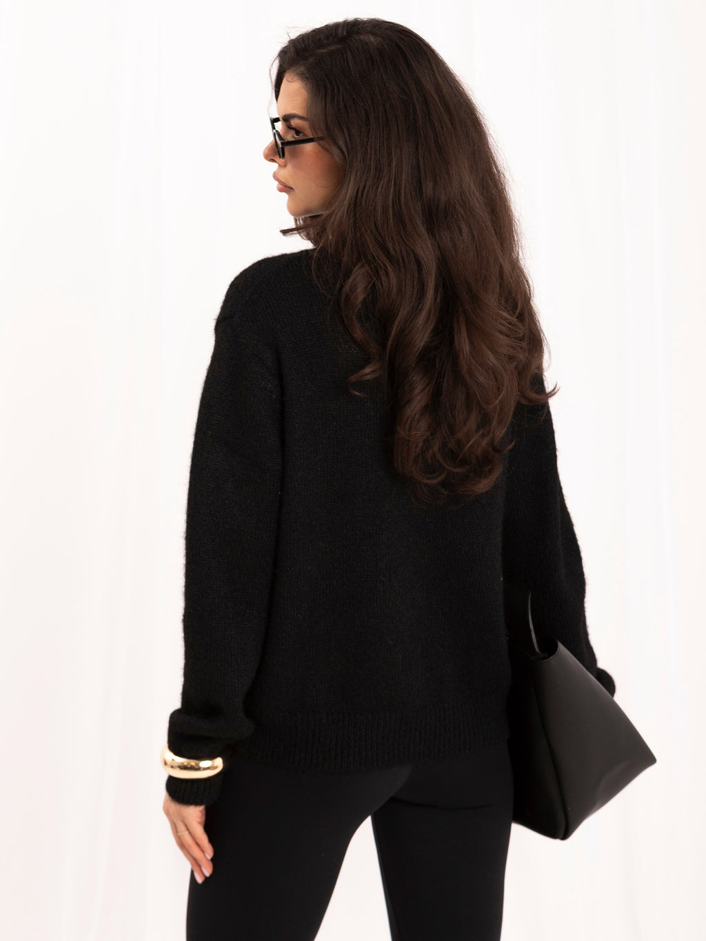 Czarny sweter damski oversize z puszystej dzianiny – stylizacja na modelce, zdjęcie 6