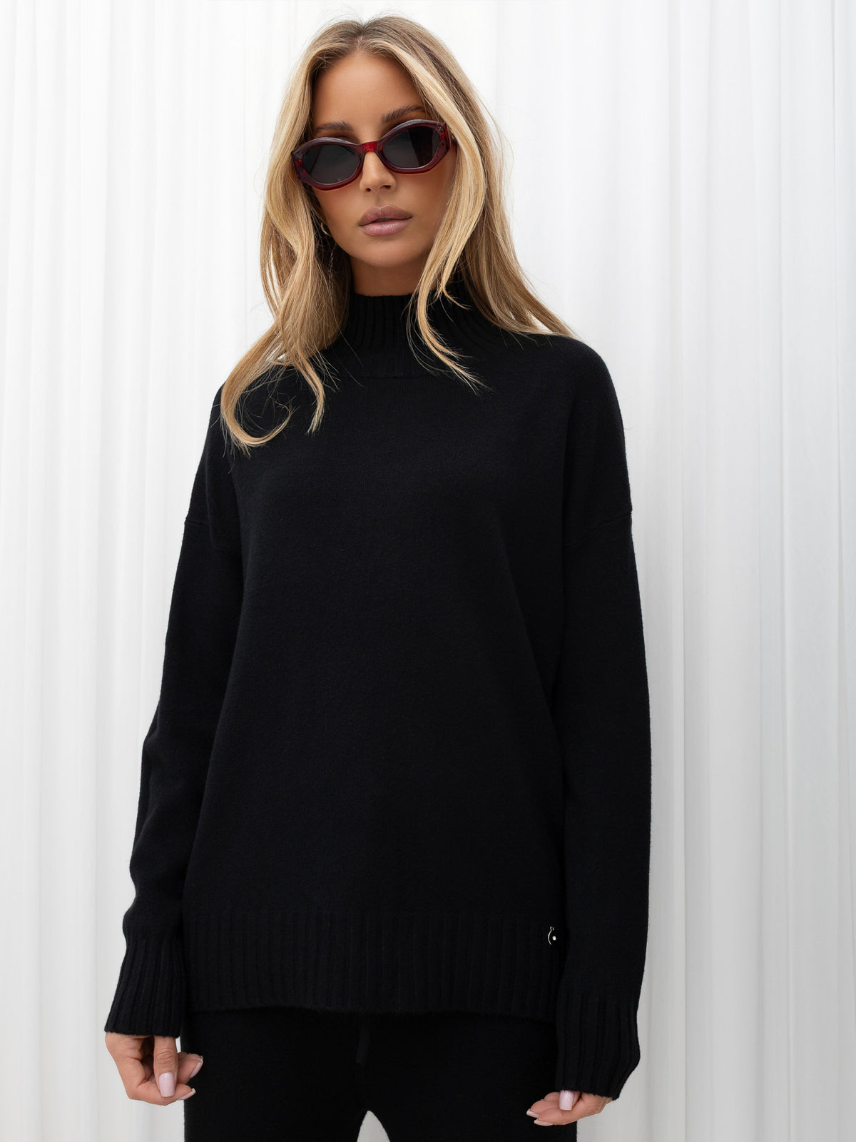 Czarny dzianinowy komplet damski: sweter i spodnie wide leg – stylizacja na modelce, zdjęcie 2