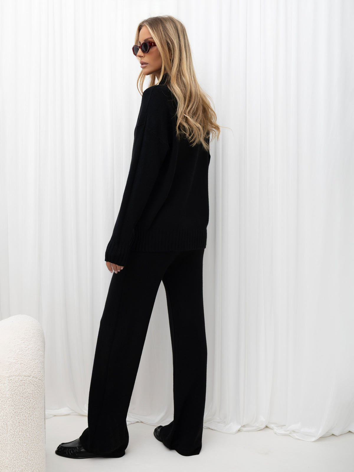 Czarny dzianinowy komplet damski: sweter i spodnie wide leg – stylizacja na modelce, zdjęcie 3
