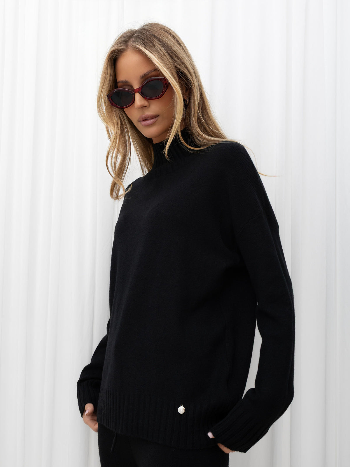 Czarny dzianinowy komplet damski: sweter i spodnie wide leg – stylizacja na modelce, zdjęcie 4