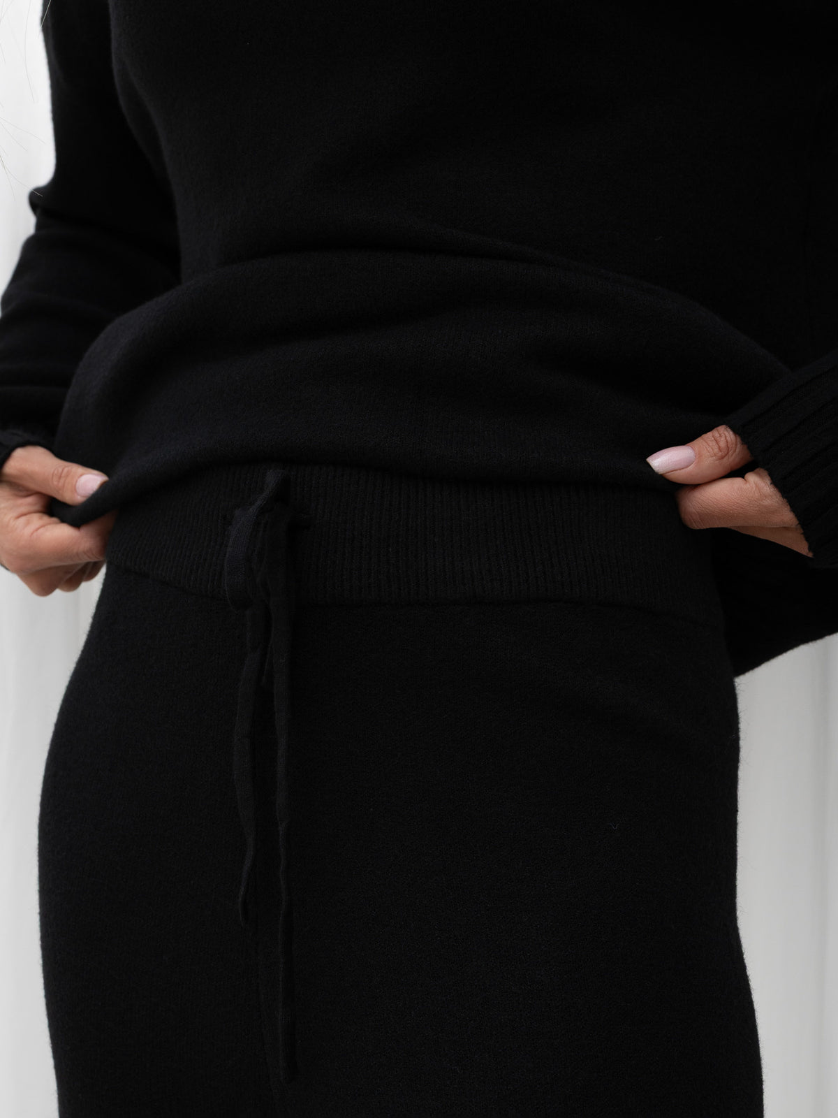 Czarny dzianinowy komplet damski: sweter i spodnie wide leg – stylizacja na modelce, zdjęcie 7