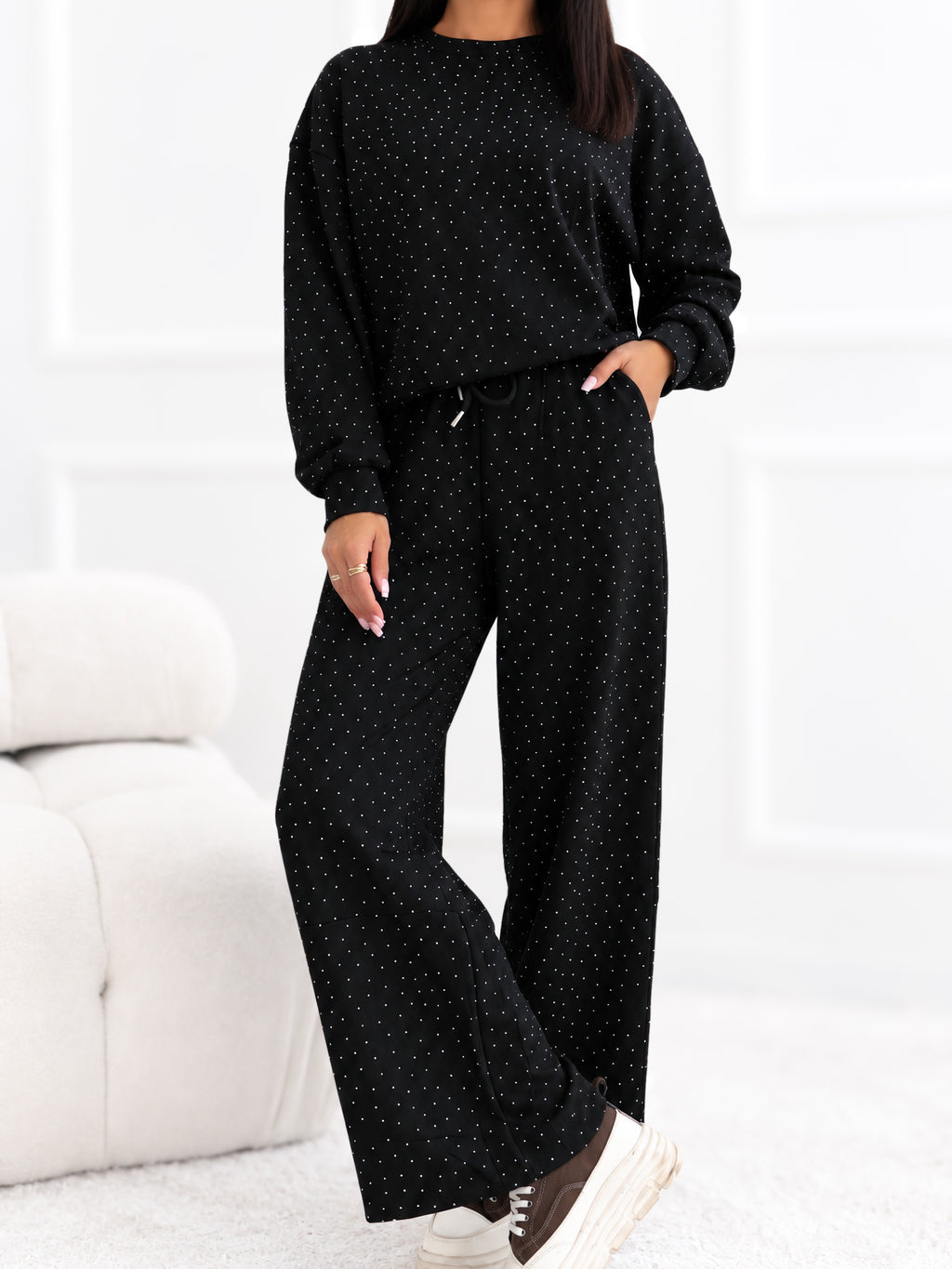 Czarny komplet dresowy z dżetami: bluza i szerokie spodnie – stylizacja na modelce, zdjęcie 2