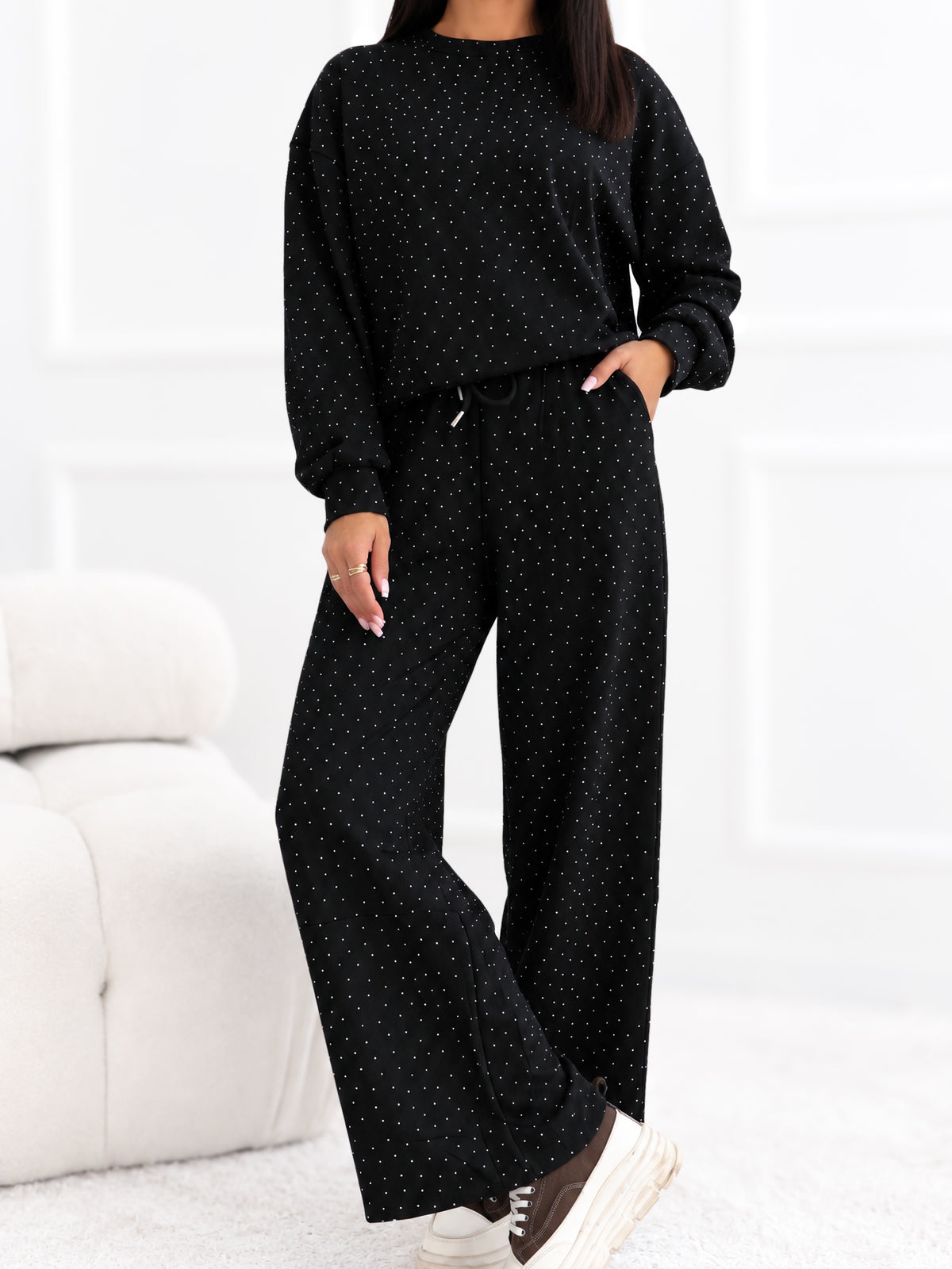 Czarny komplet dresowy z dżetami: bluza i szerokie spodnie – stylizacja na modelce, zdjęcie 2