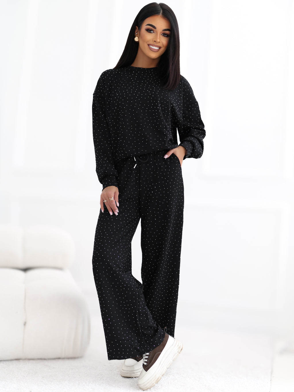 Czarny komplet dresowy z dżetami: bluza i szerokie spodnie – stylizacja na modelce, zdjęcie 4