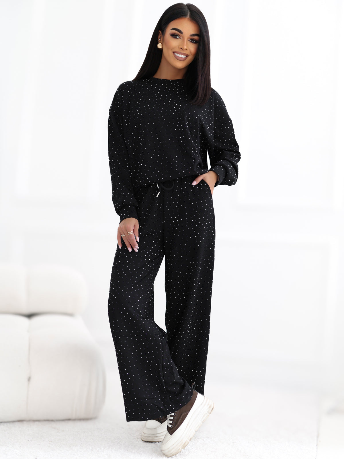 Czarny komplet dresowy z dżetami: bluza i szerokie spodnie – stylizacja na modelce, zdjęcie 4