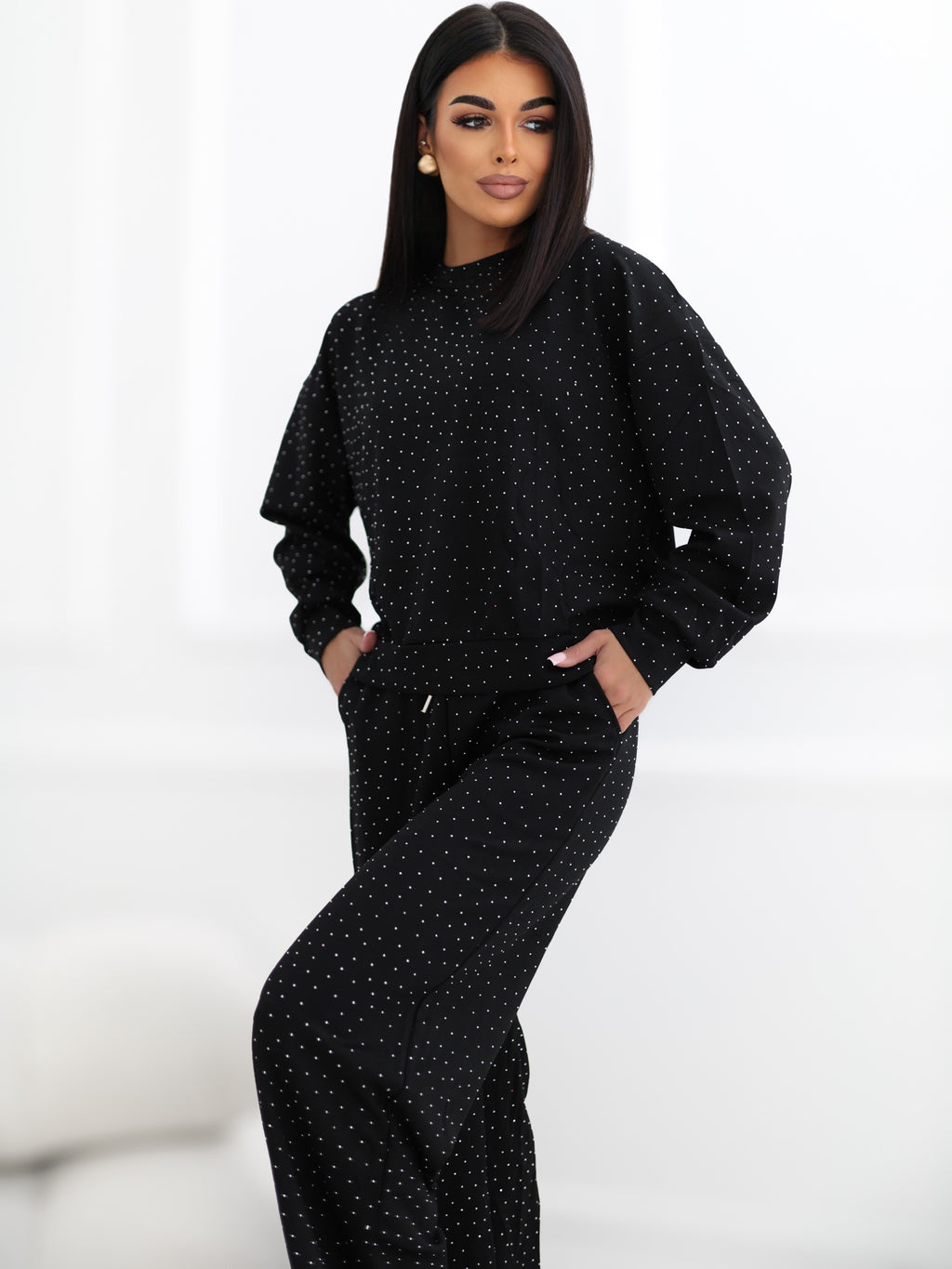 Czarny komplet dresowy z dżetami: bluza i szerokie spodnie – stylizacja na modelce, zdjęcie 6