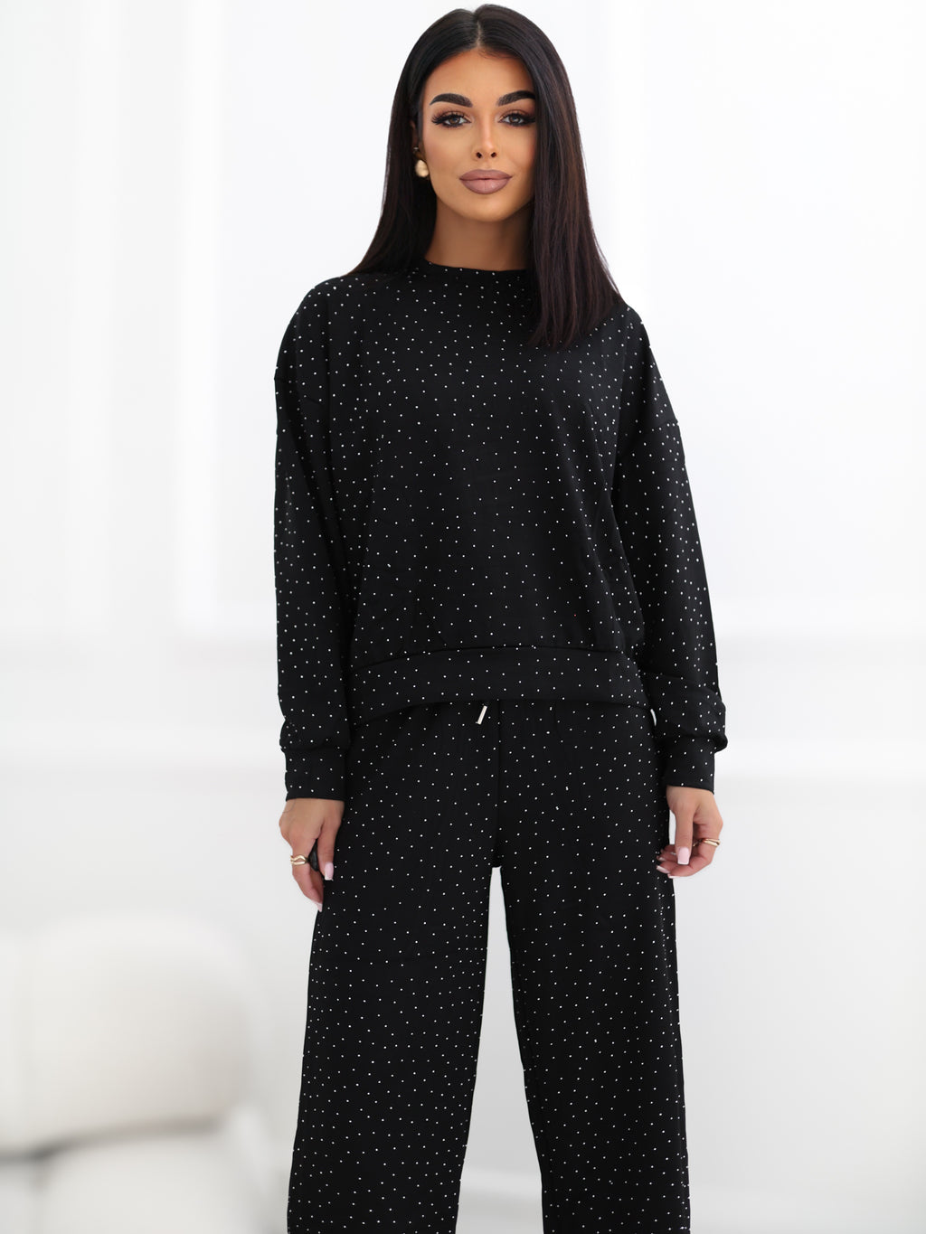 Czarny komplet dresowy z dżetami: bluza i szerokie spodnie – stylizacja na modelce, zdjęcie 7