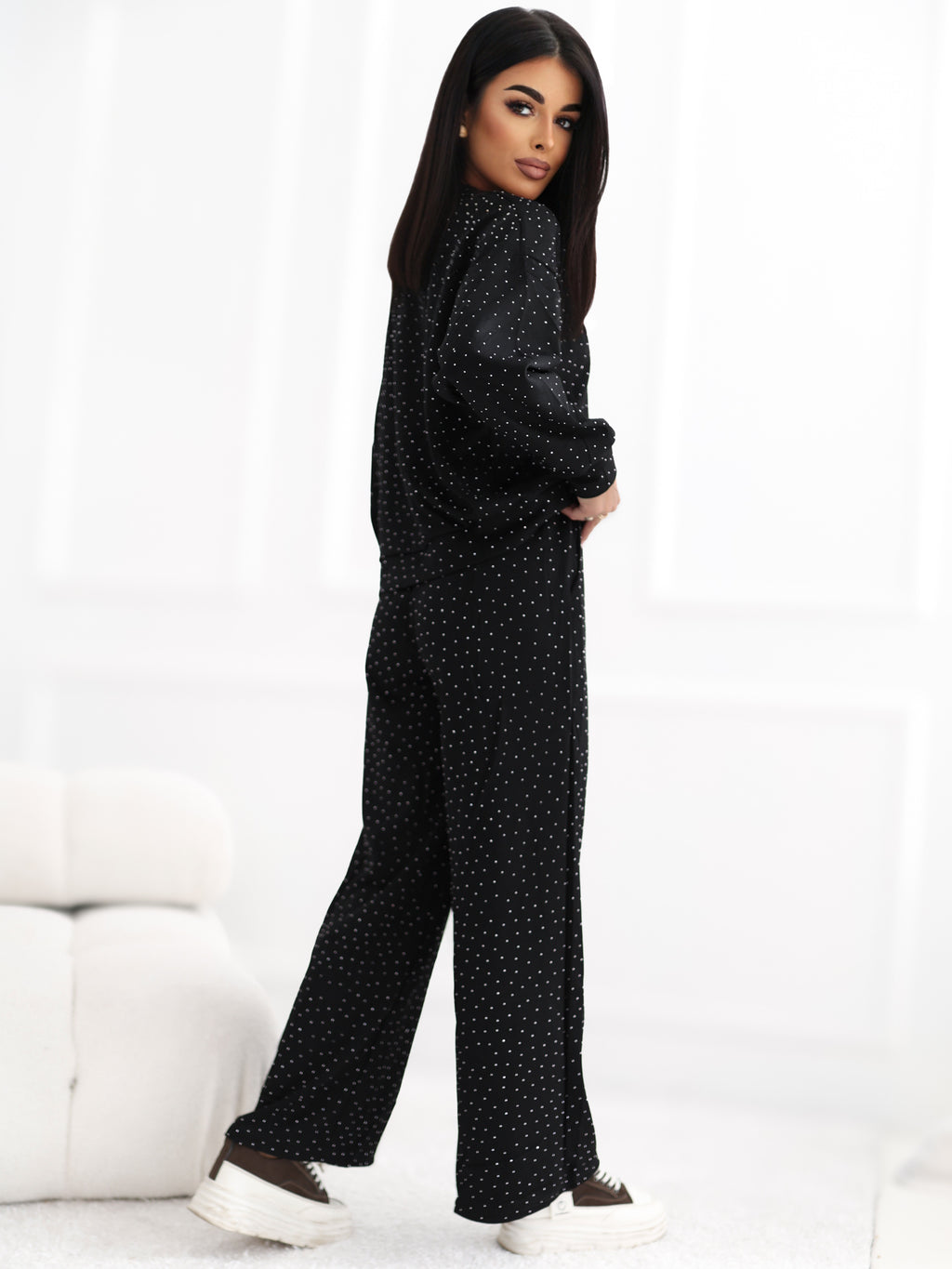 Czarny komplet dresowy z dżetami: bluza i szerokie spodnie – stylizacja na modelce, zdjęcie 8