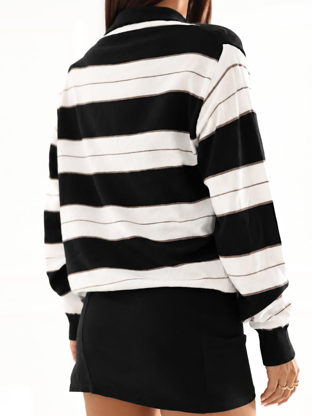 Czarny sweter polo damski w biało-czarne paski – stylizacja na modelce, zdjęcie 2