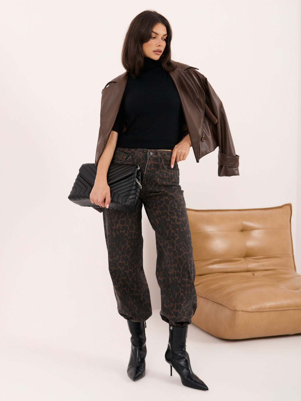 Czarny elegancki sweter damski z golfem – stylizacja na modelce, zdjęcie 4