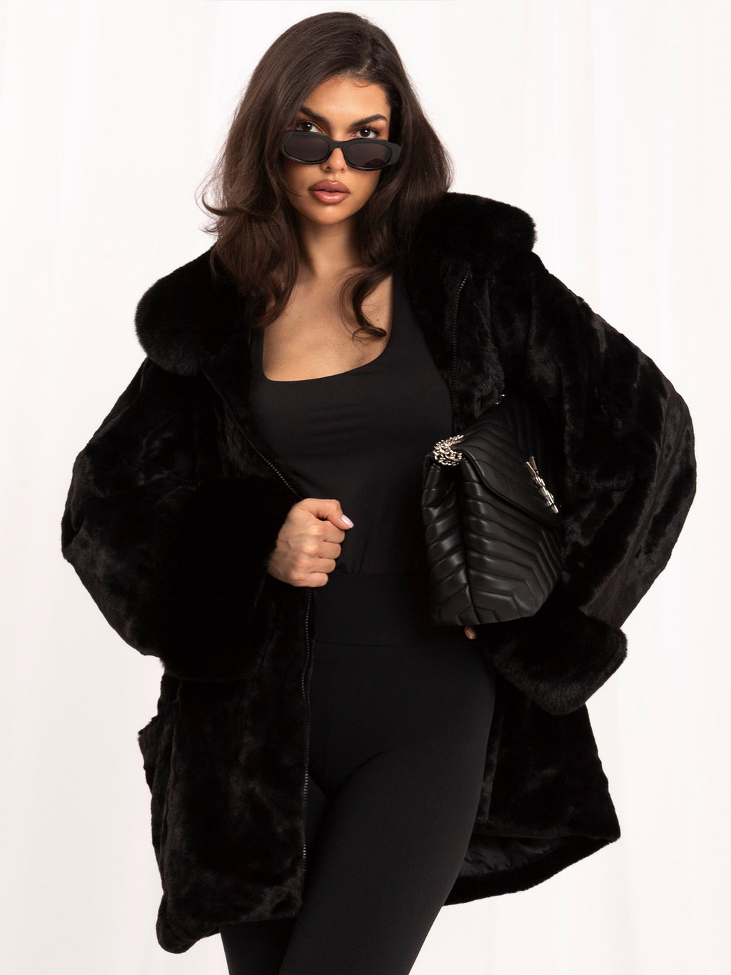 Czarny płaszcz oversize ze sztucznego futra na zamek – stylizacja na modelce, zdjęcie 2