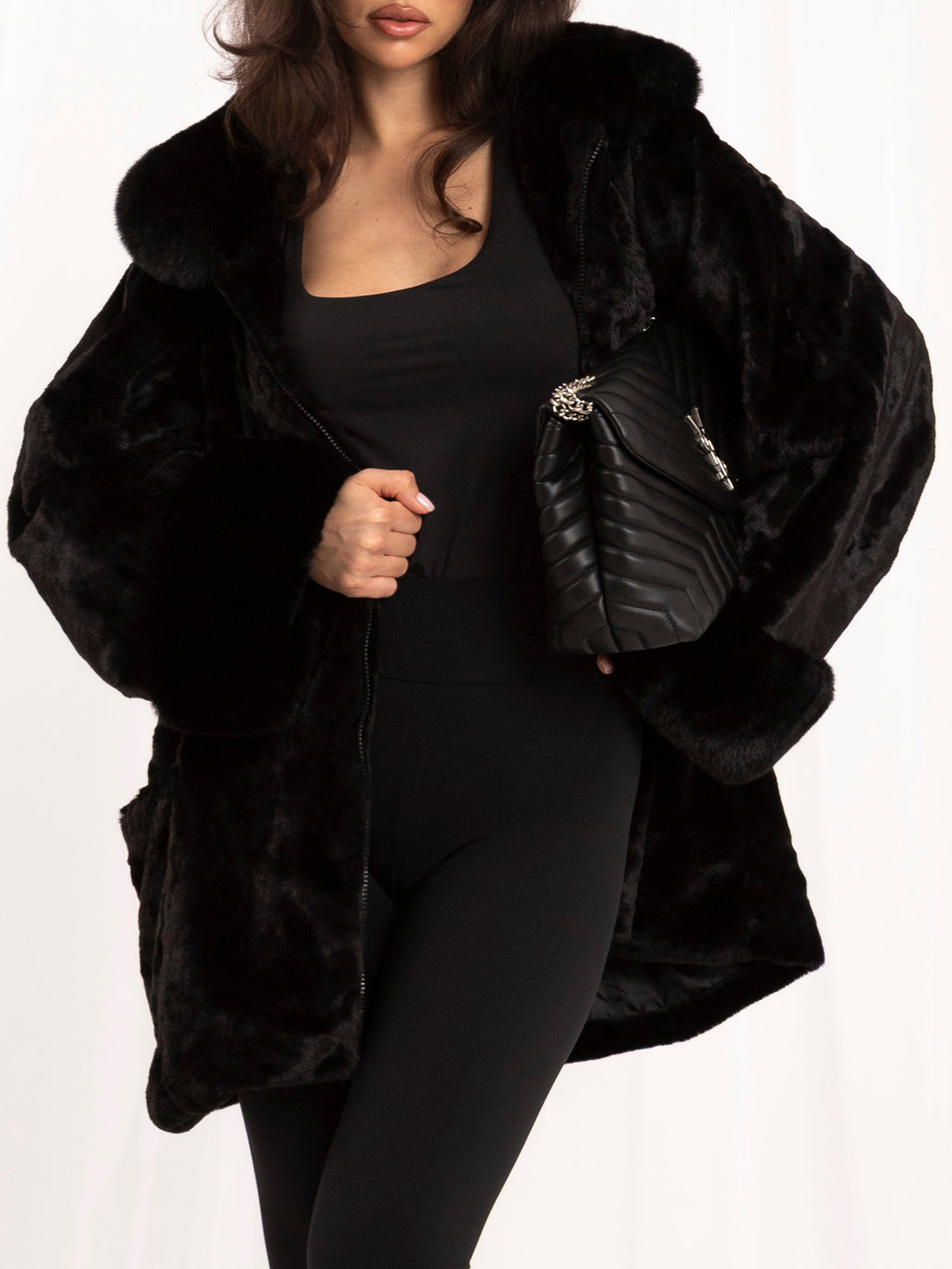 Czarny płaszcz oversize ze sztucznego futra na zamek – stylizacja na modelce, zdjęcie 3