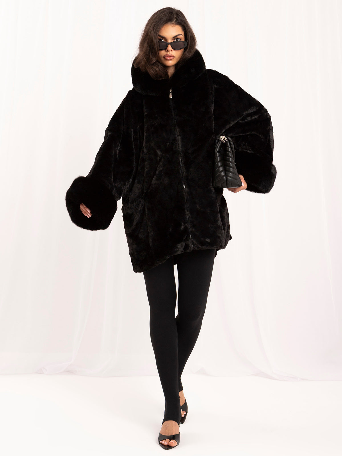 Czarny płaszcz oversize ze sztucznego futra na zamek – stylizacja na modelce, zdjęcie 6