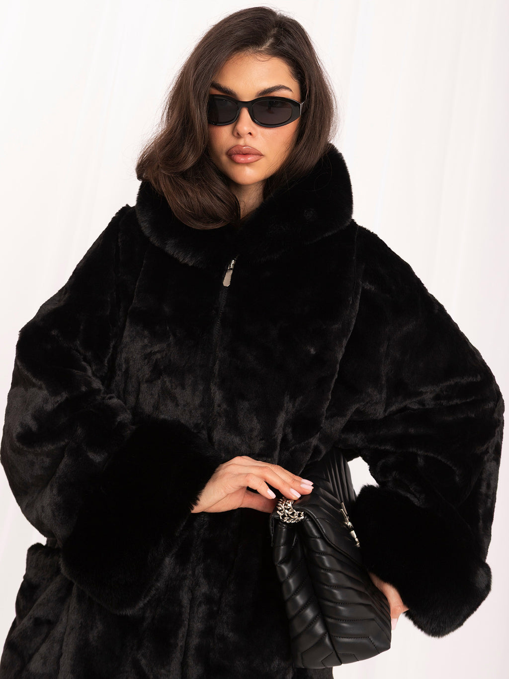 Czarny płaszcz oversize ze sztucznego futra na zamek – stylizacja na modelce, zdjęcie 7