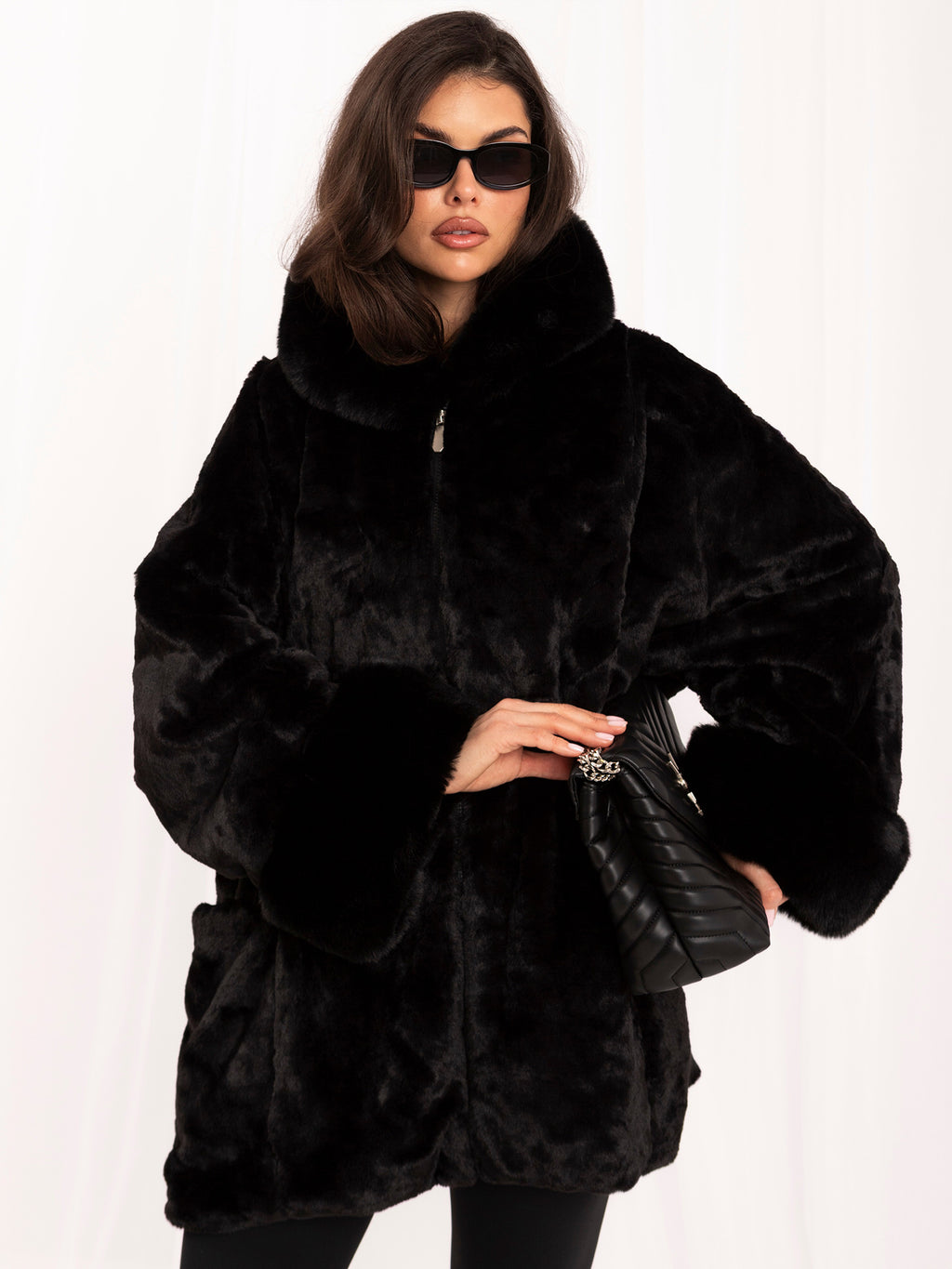 Czarny płaszcz oversize ze sztucznego futra na zamek – stylizacja na modelce, zdjęcie 8