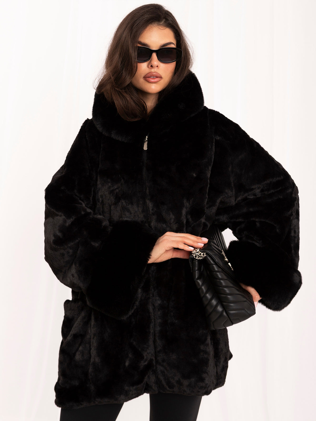 Czarny płaszcz oversize ze sztucznego futra na zamek – stylizacja na modelce, zdjęcie 8