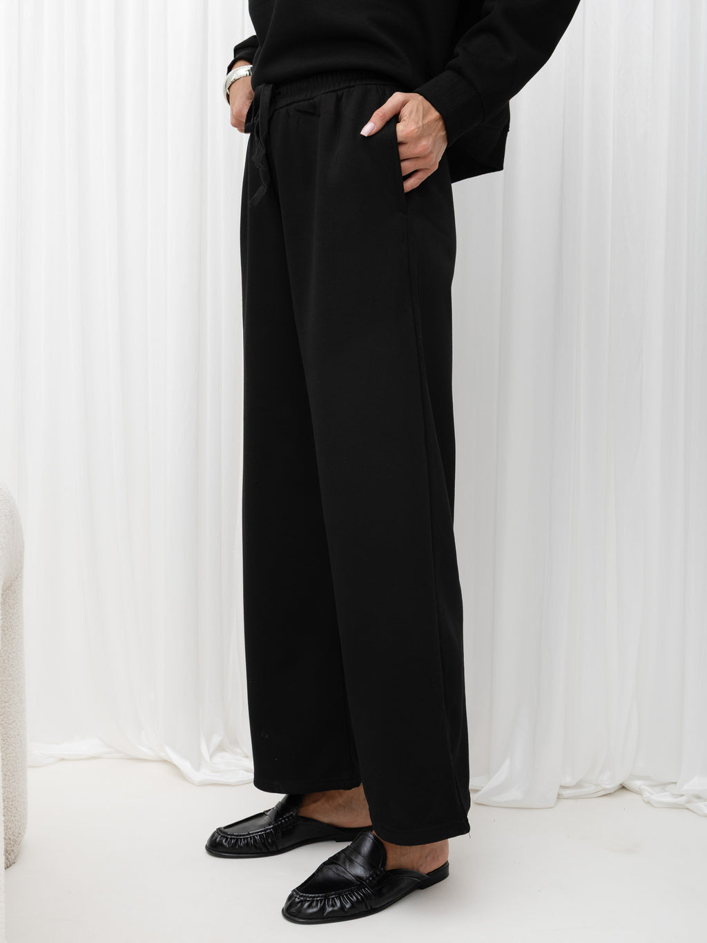 Czarny ocieplany komplet dresowy: bluza i szerokie spodnie – stylizacja na modelce, zdjęcie 7
