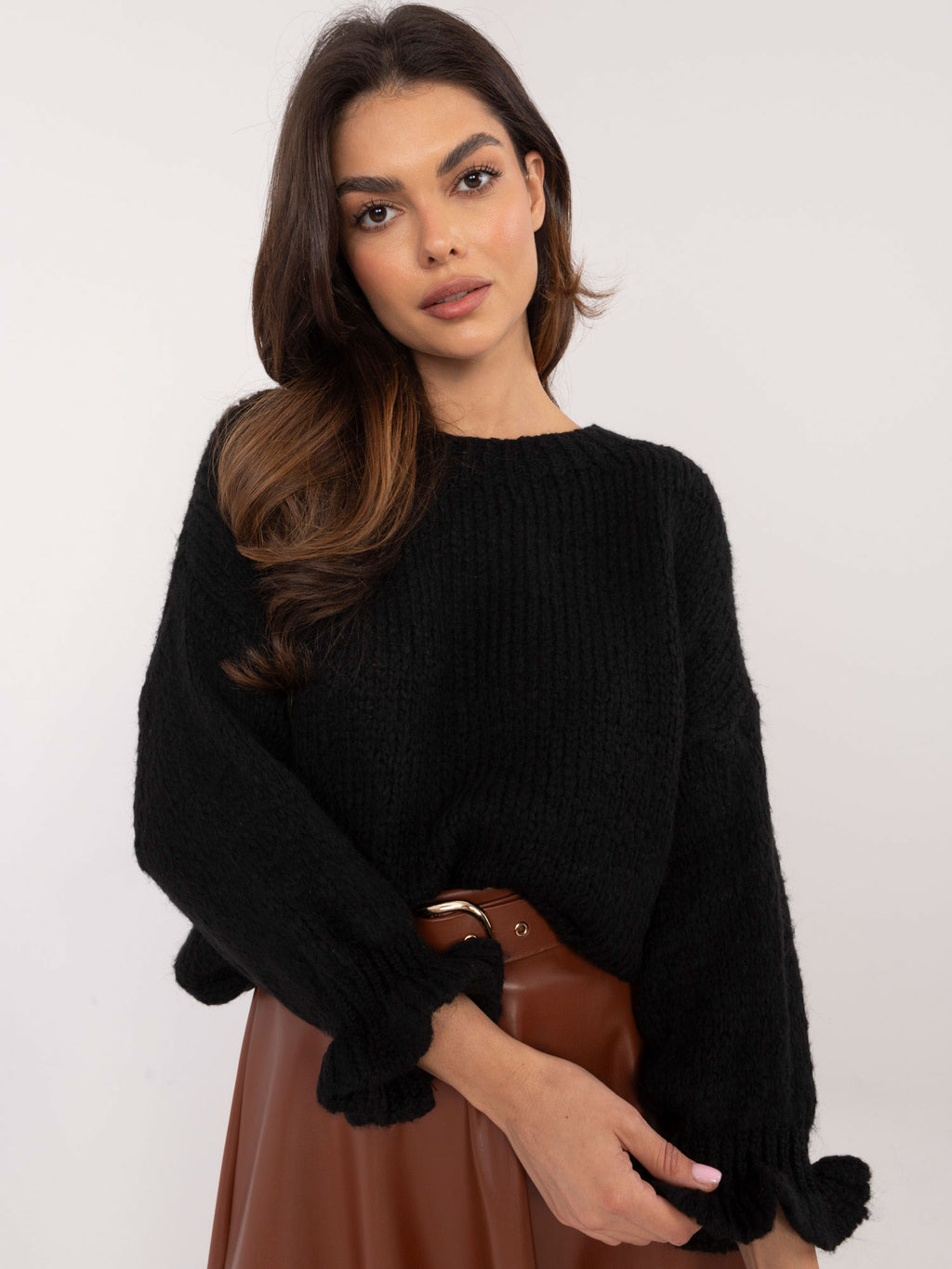 Czarny sweter oversize damski z falbankami przy rękawach