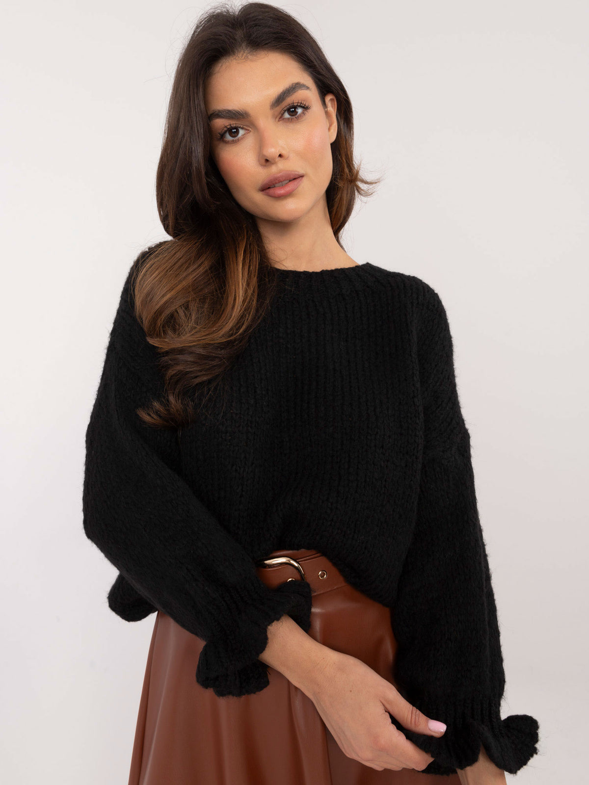 Czarny sweter oversize damski z falbankami przy rękawach