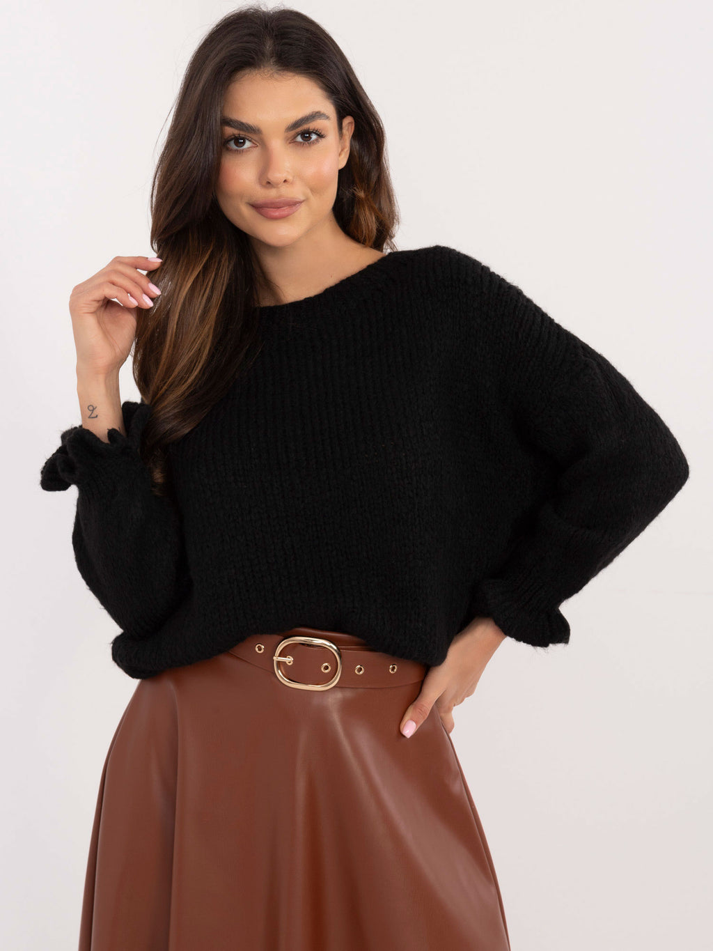 Czarny sweter oversize damski z falbankami przy rękawach – stylizacja na modelce, zdjęcie 2