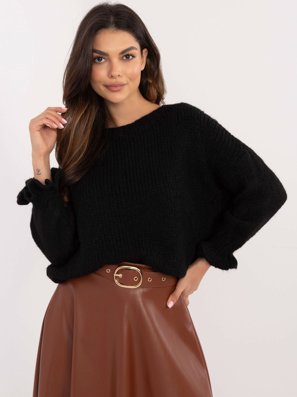 Czarny sweter oversize damski z falbankami przy rękawach – stylizacja na modelce, zdjęcie 2