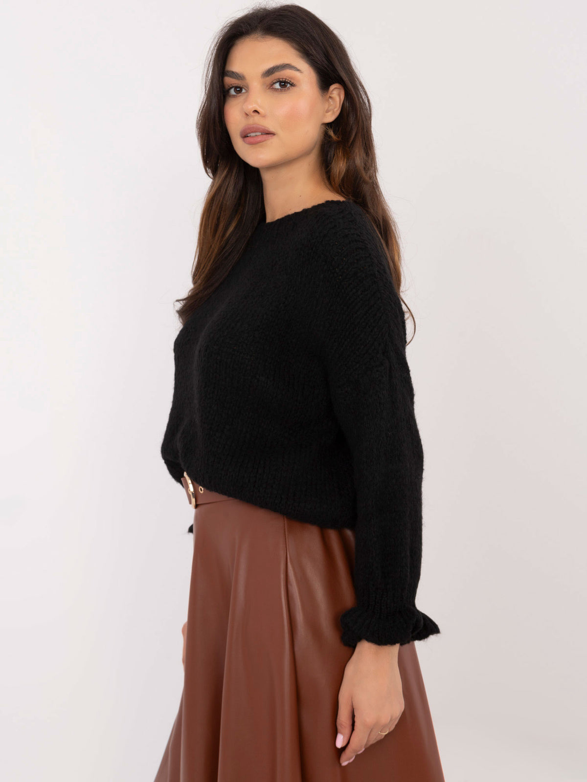 Czarny sweter oversize damski z falbankami przy rękawach – stylizacja na modelce, zdjęcie 3