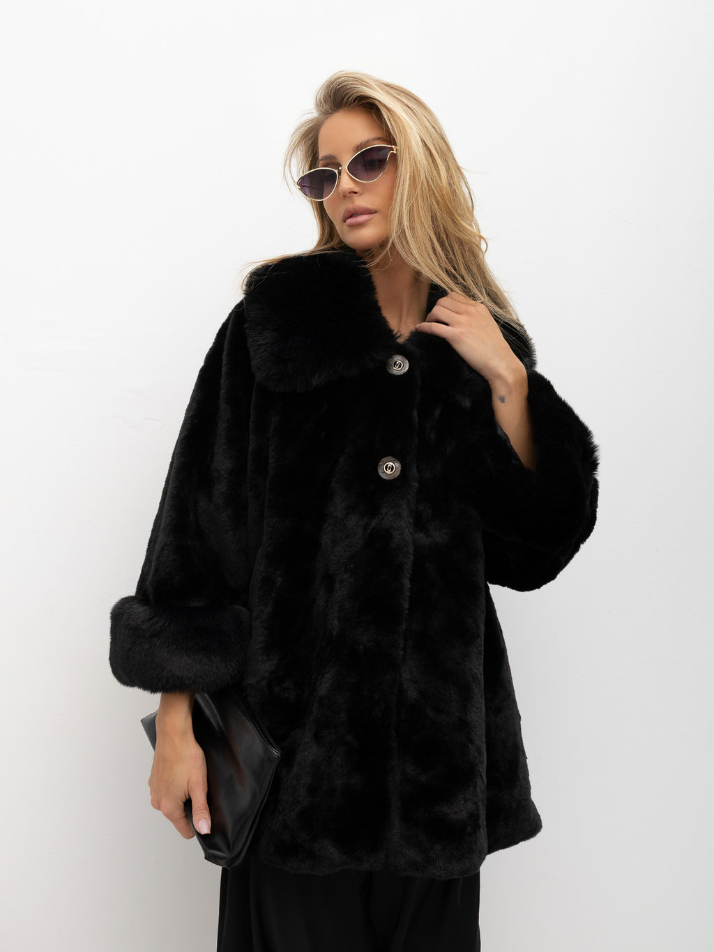 Czarny krótki płaszcz trapezowy ze sztucznego futra – stylizacja na modelce, zdjęcie 4