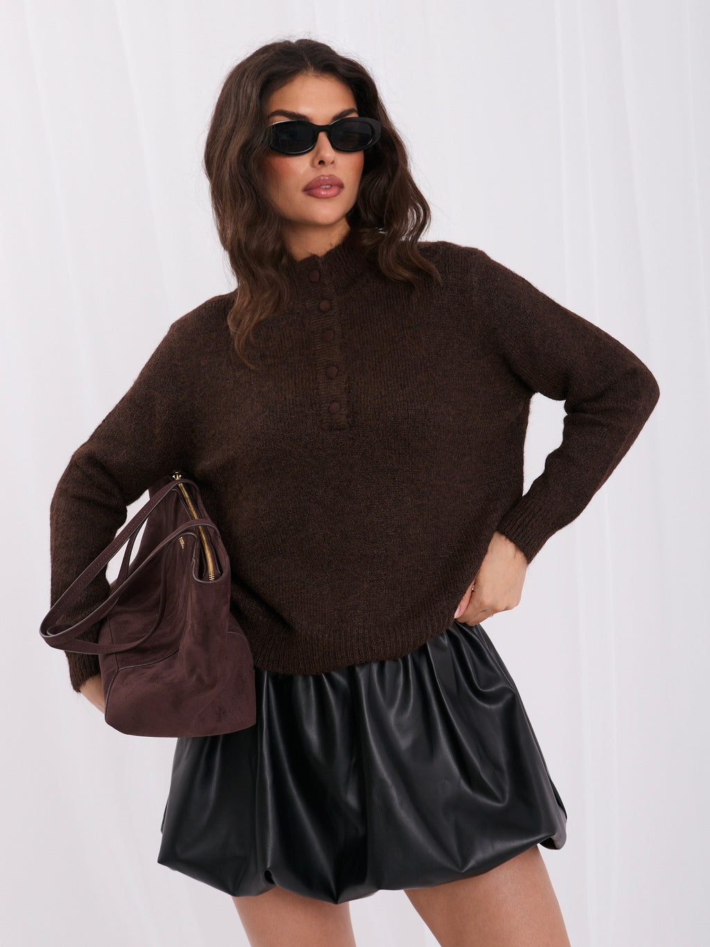 Czekoladowy sweter damski oversize z zapinaną stójką