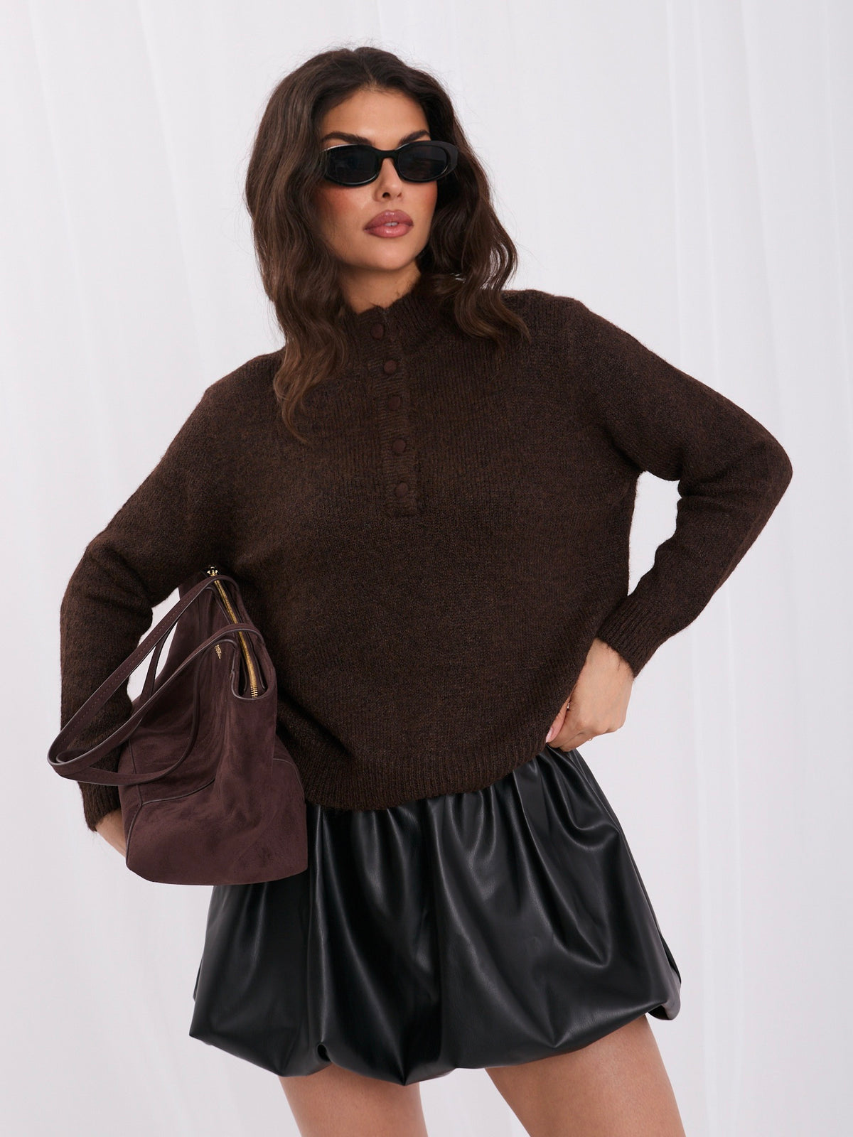 Czekoladowy sweter damski oversize z zapinaną stójką