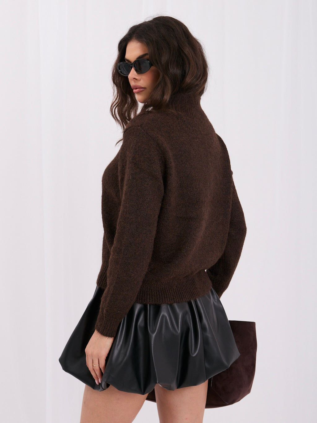 Czekoladowy sweter damski oversize z zapinaną stójką – stylizacja na modelce, zdjęcie 3