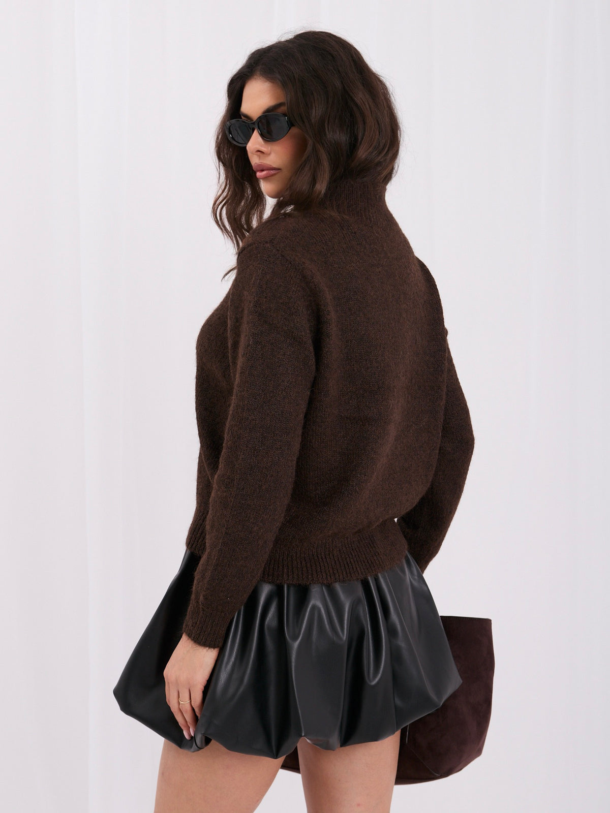 Czekoladowy sweter damski oversize z zapinaną stójką – stylizacja na modelce, zdjęcie 3