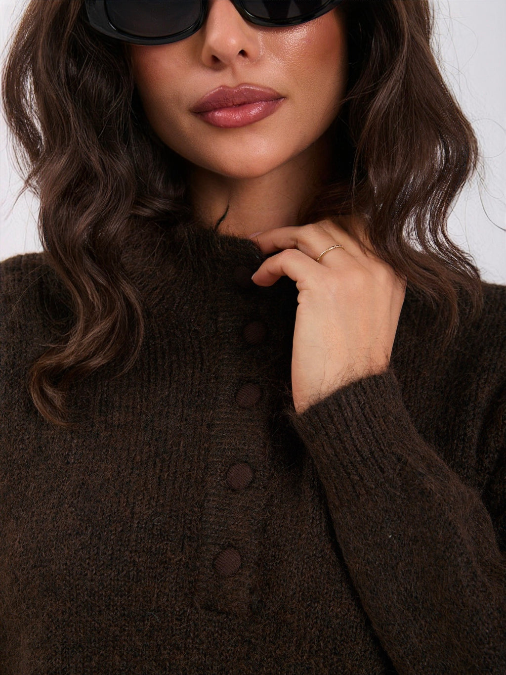 Czekoladowy sweter damski oversize z zapinaną stójką – stylizacja na modelce, zdjęcie 4