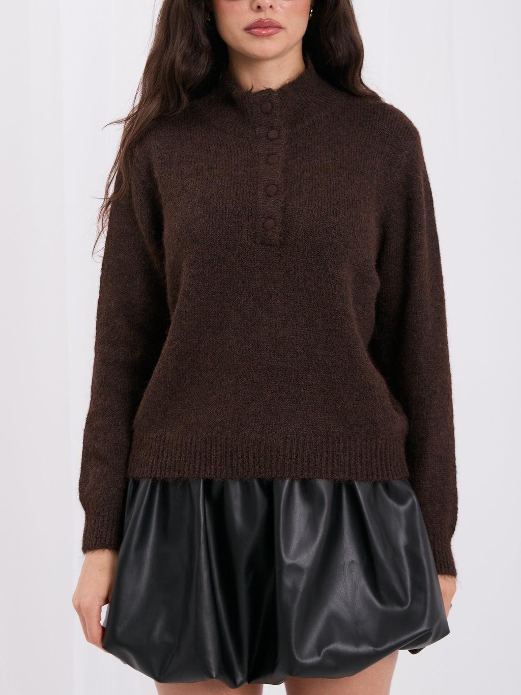 Czekoladowy sweter damski oversize z zapinaną stójką – stylizacja na modelce, zdjęcie 5