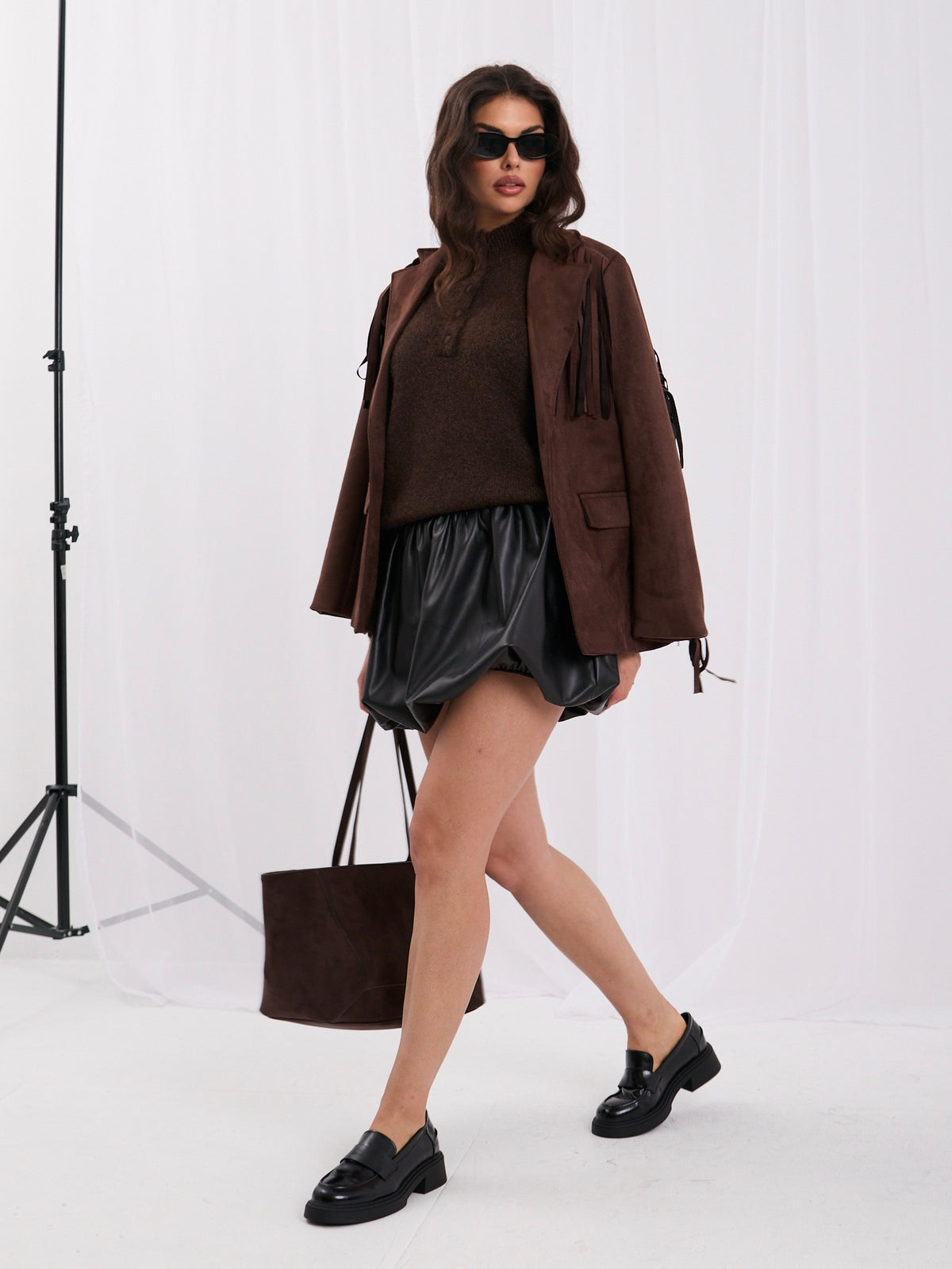 Czekoladowy sweter damski oversize z zapinaną stójką – stylizacja na modelce, zdjęcie 6