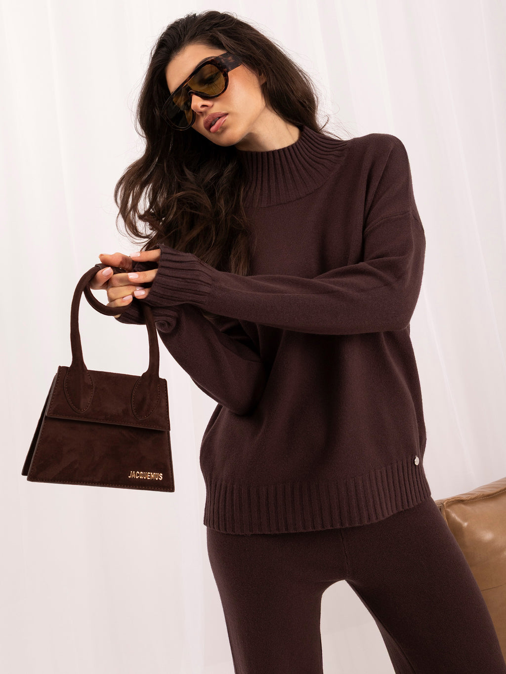 Czekoladowy komplet damski z golfem i spodniami wide leg – stylizacja na modelce, zdjęcie 4