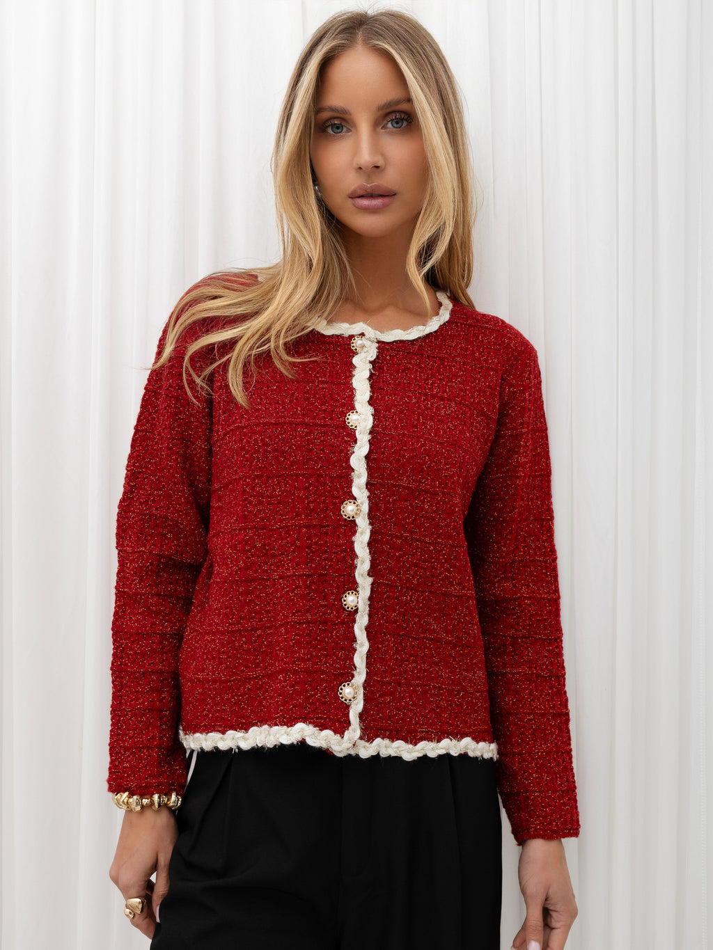 Czerwony tweedowy kardigan z ozdobną lamówką – stylizacja na modelce, zdjęcie 2