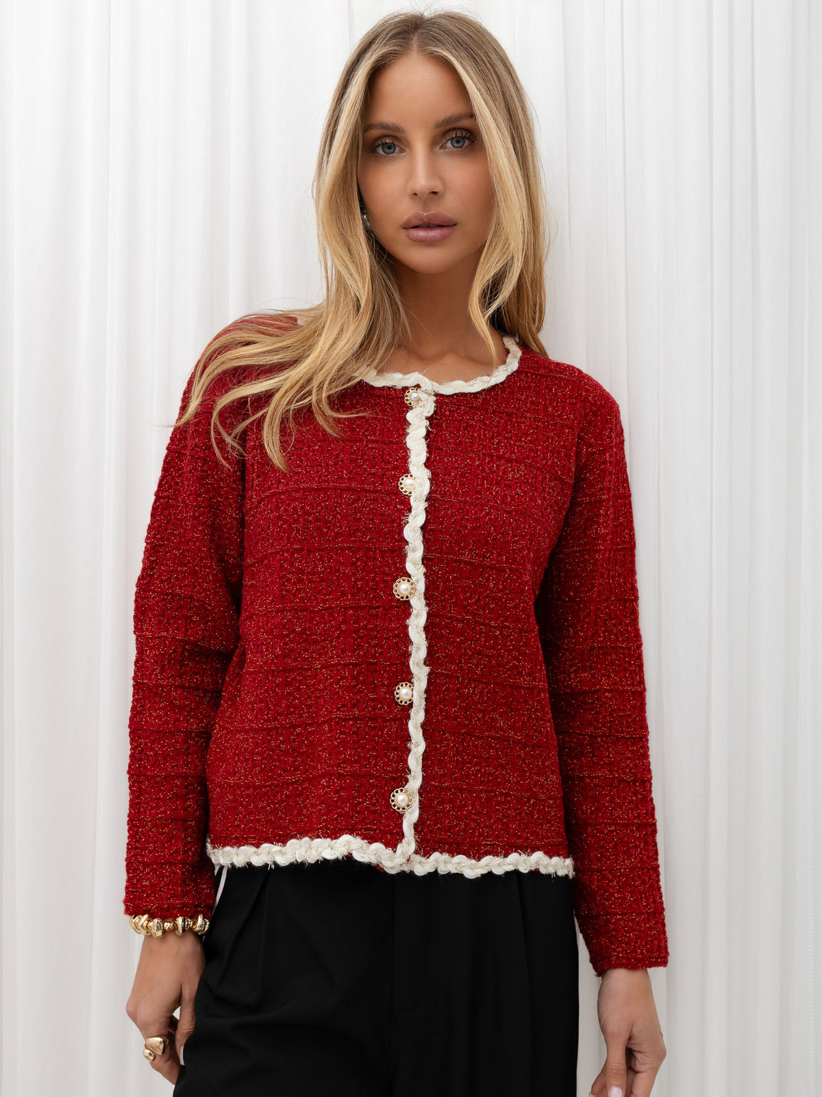 Czerwony tweedowy kardigan z ozdobną lamówką – stylizacja na modelce, zdjęcie 2
